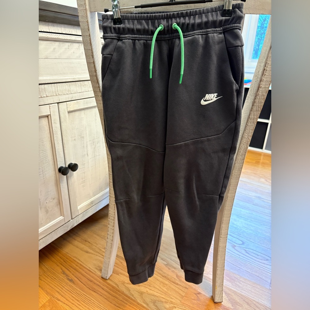 Kids Nike tech pants